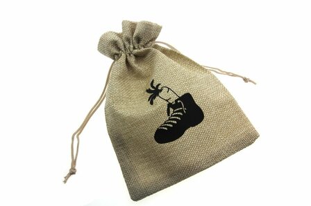 Jute look zakjes schoen met wortel 13 x 18 cm