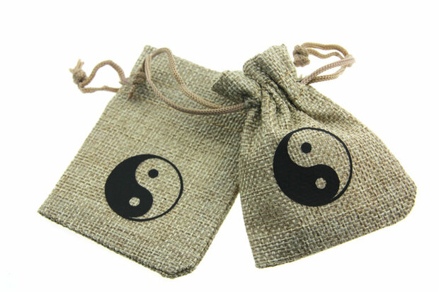 Jute look zakjes ying yang 7 x 9 cm